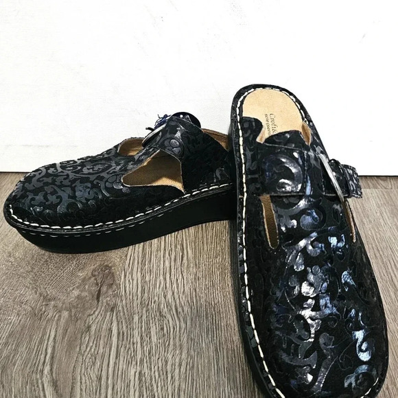 Croft & Barrow Black Print Slide Clogs 8.5 NWOT - Picture 2 of 6